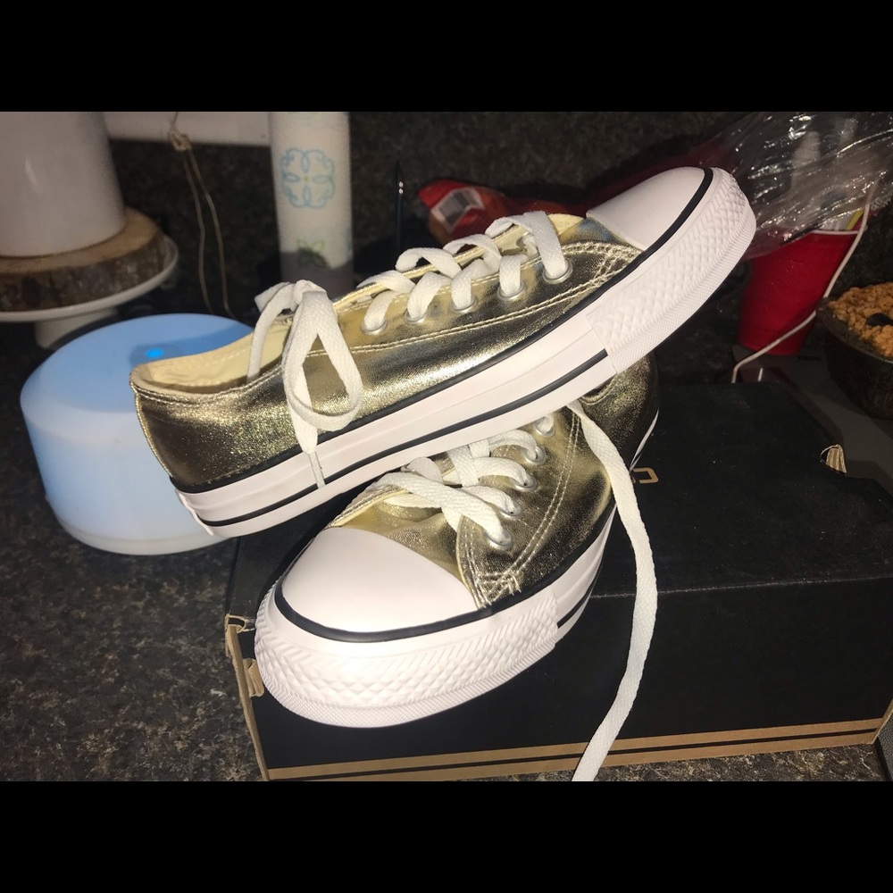 Brand new women’s converse sneakers size 7
